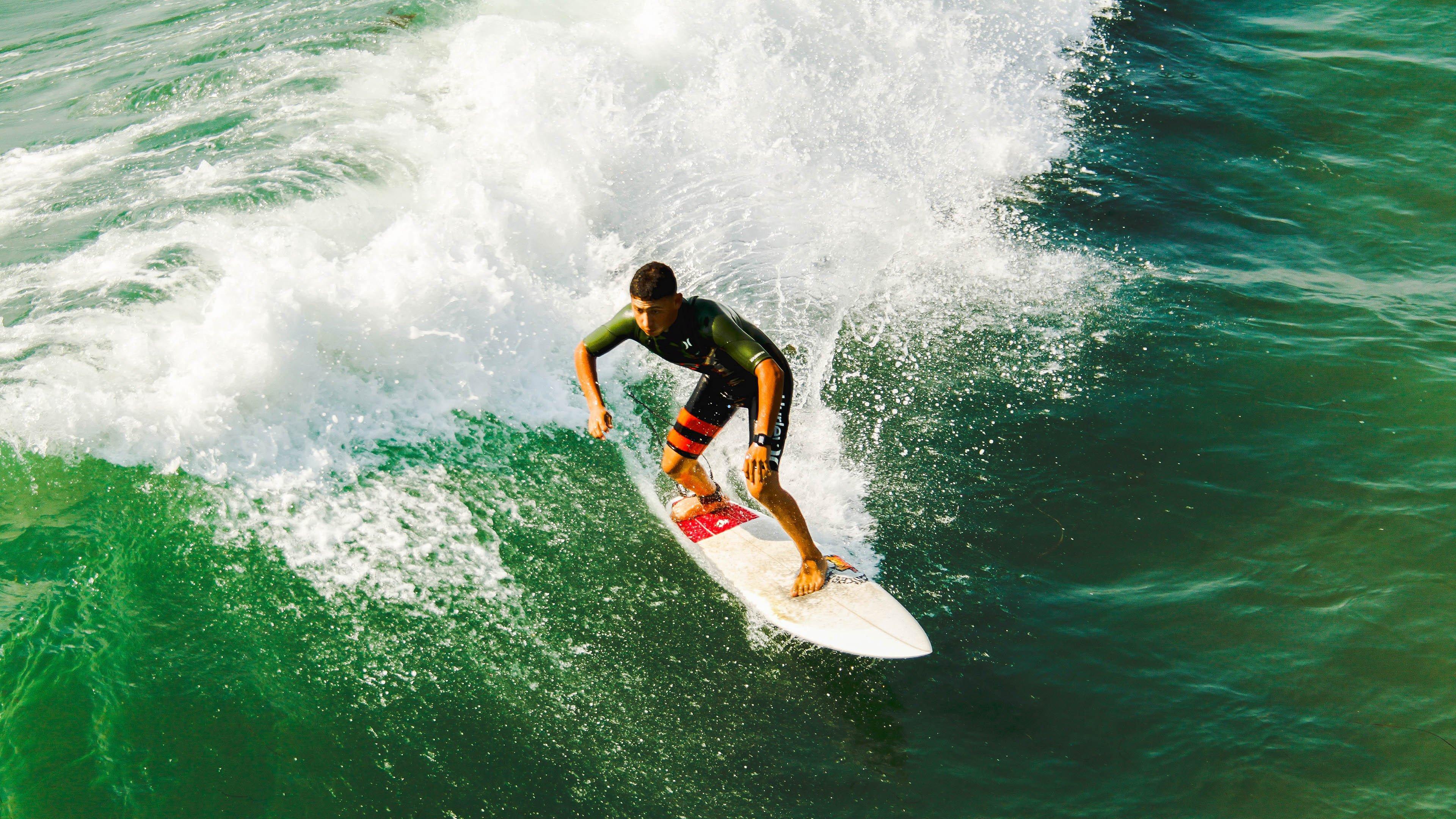 曼城球迷挪威客场展现狂热忠诚，无票支持者爬树观赛成独特风景